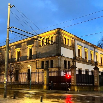 Iluminación del Parlamento Vasco de dorado